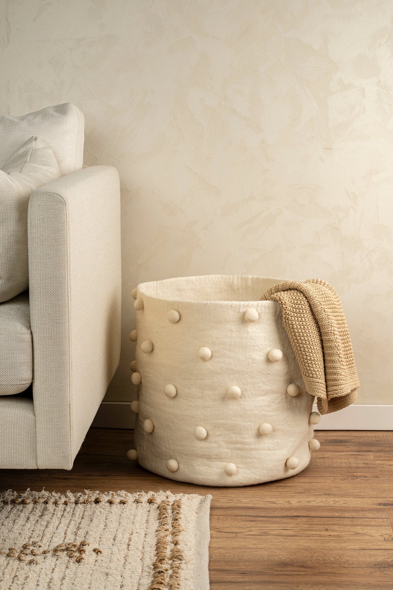 Panier à Pompons en Laine Feutrée | Grand Format | Charme Artisanal - Les Trouvailles de JustineIndaba Home