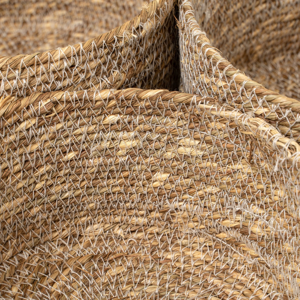 Panier en herbe de mer tissée à la main, bord et motif de tressage visibles