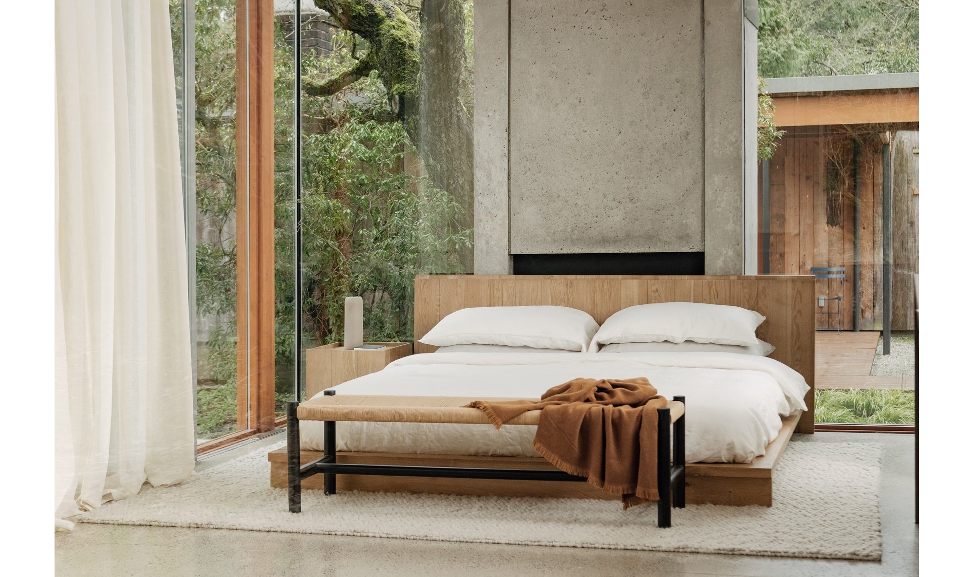 Lit Parana en bois massif avec tables de nuit | Chêne naturel | Design épuré