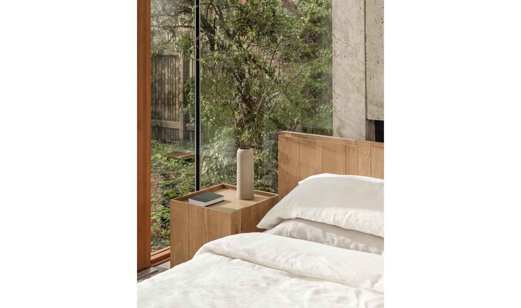 Lit Parana en bois massif avec tables de nuit | Chêne naturel | Design épuré