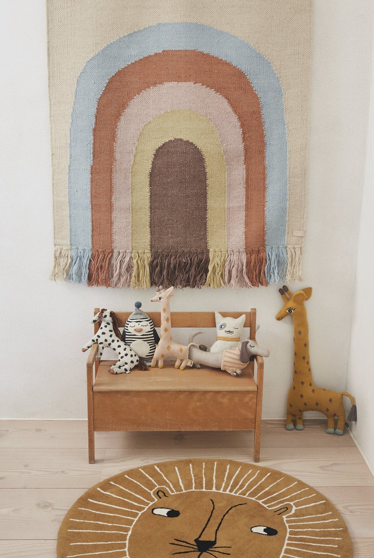 Peluche de girafe en tissu tricoté, couleur ambre, taches marron, petit museau souriant