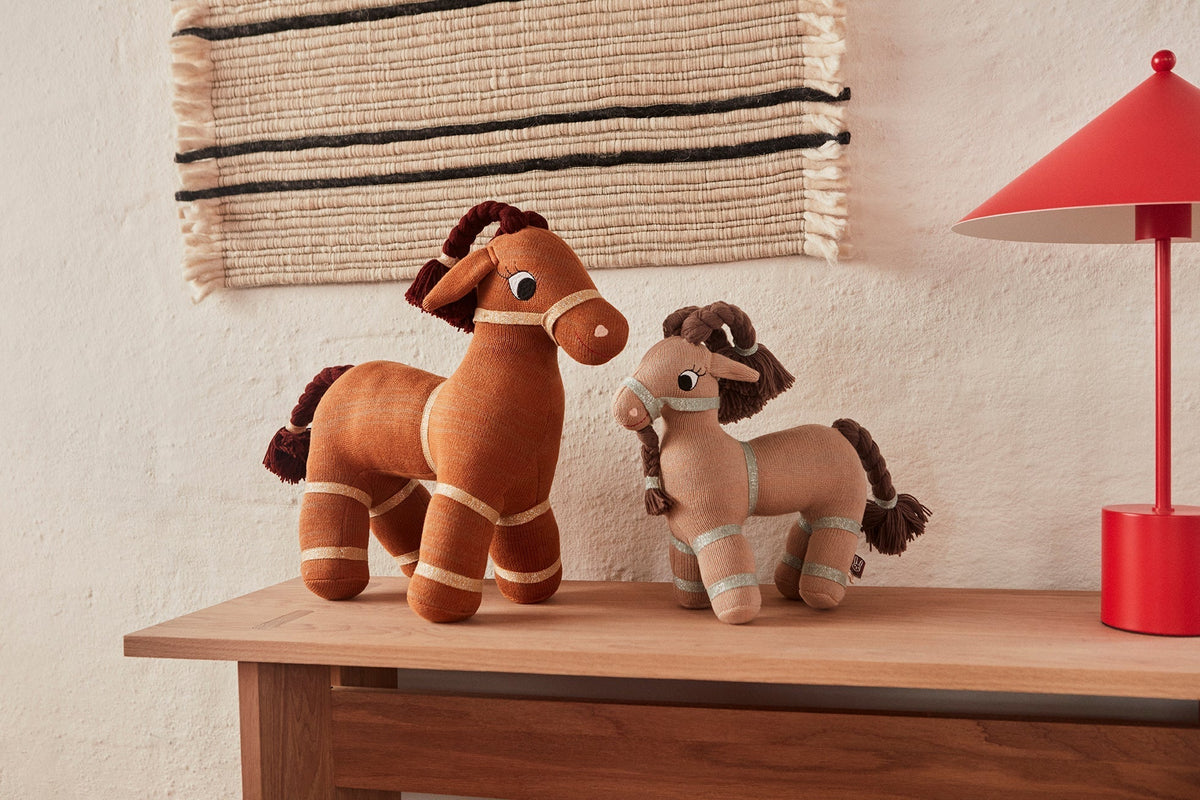 Peluche chèvre kaki clair et brune, deux animaux en peluche avec pattes rayées