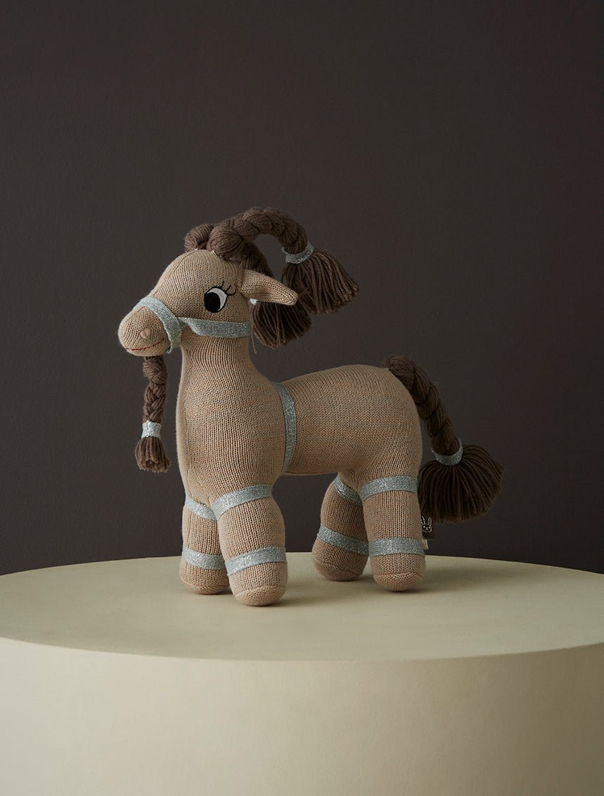 Peluche chèvre en tissu kaki clair, avec pattes rayées et longue queue bouclée
