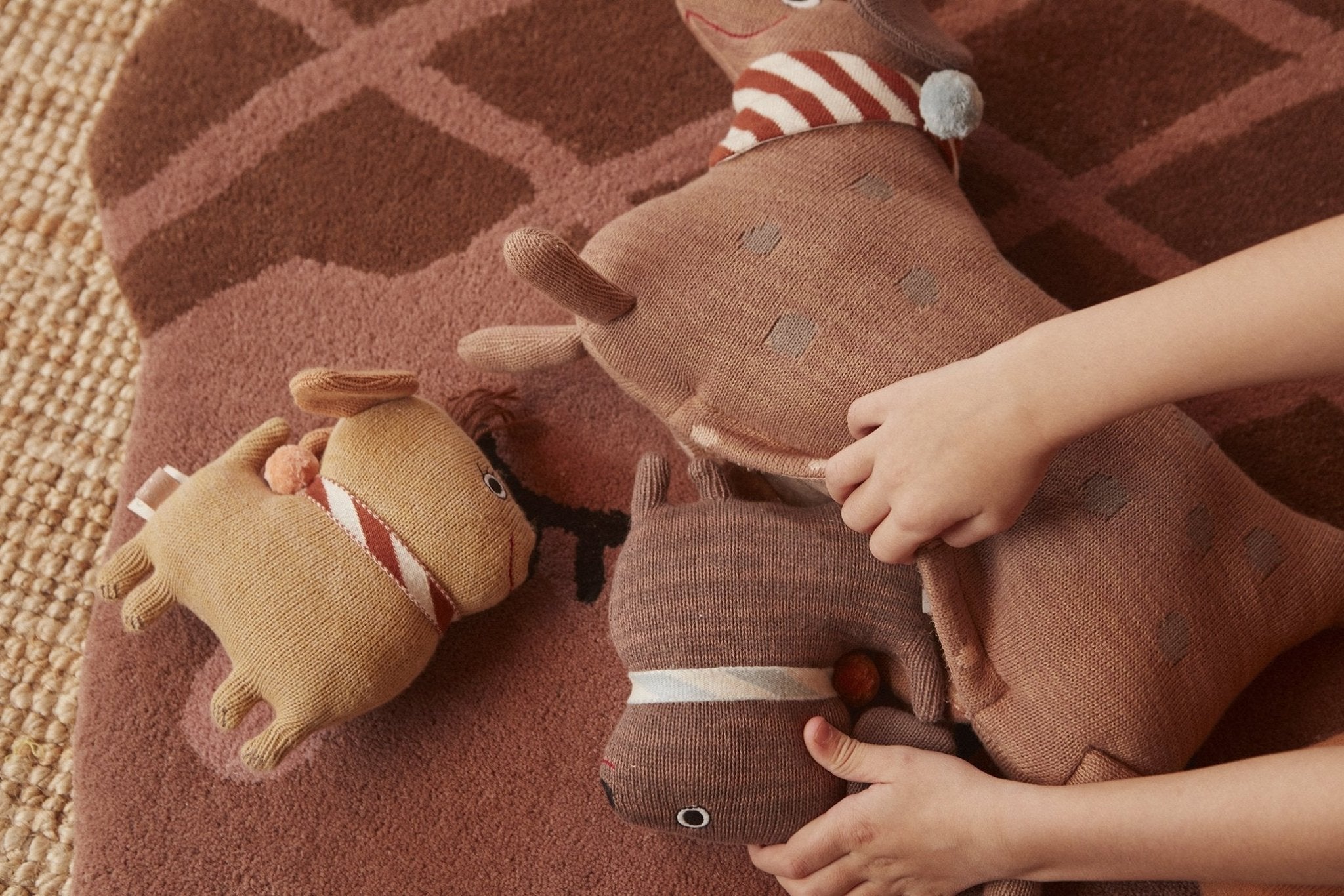 Ensemble de 3 peluches chien en coton tricoté, museaux brodés et rayures rouges.