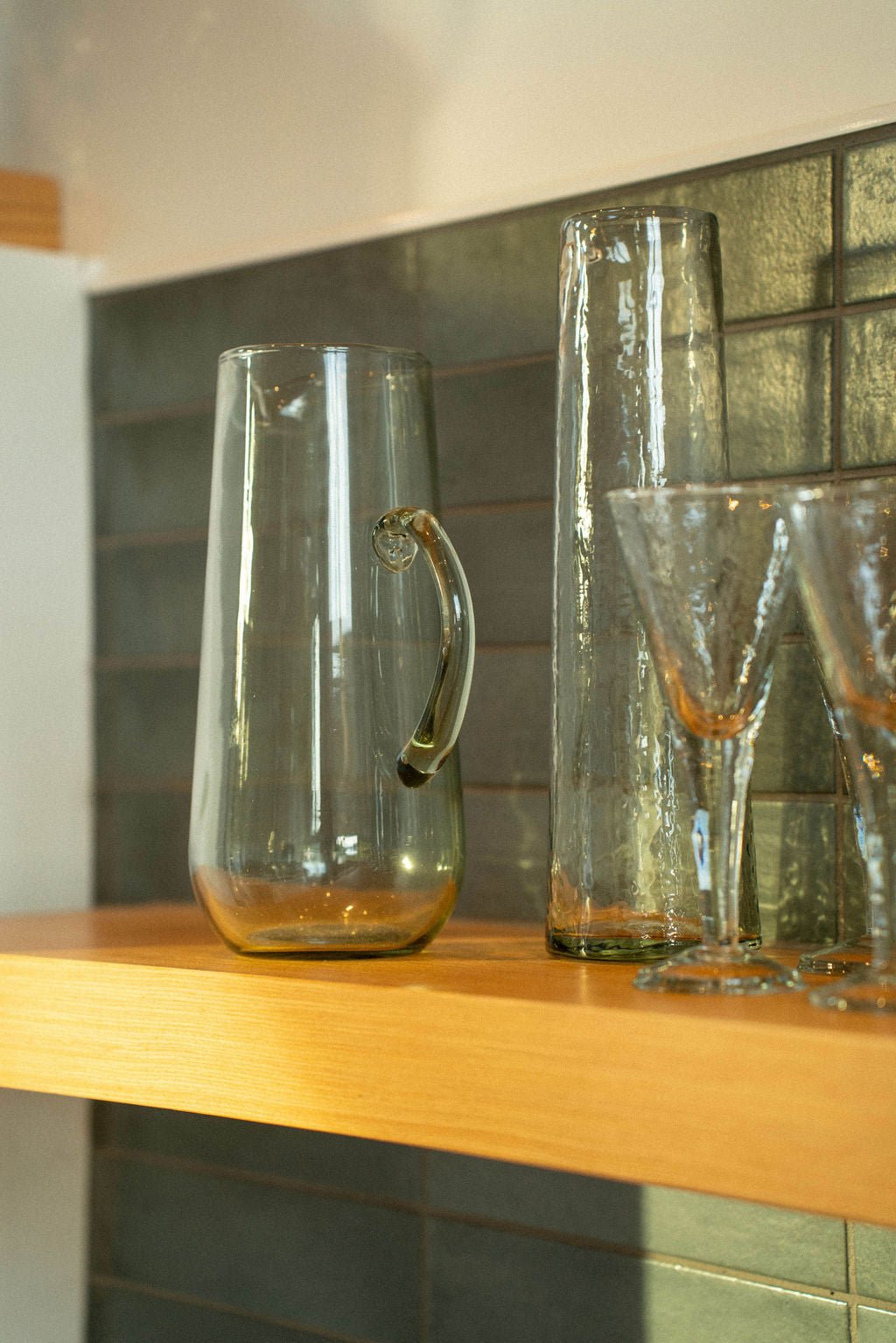 Pichet en verre soufflé vert transparent, grand format haut, anse latérale