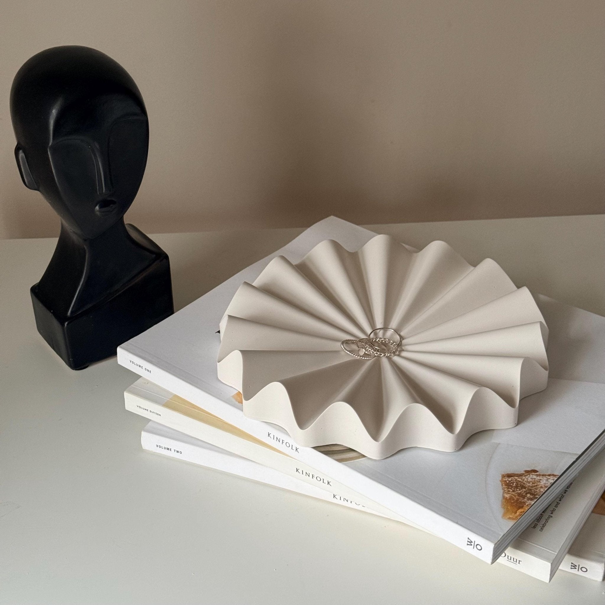 Plateau à bijoux éventail plissé Radiant | Fait à la main | Estelle Studio - Les Trouvailles de JustineEstelle StudioCrème