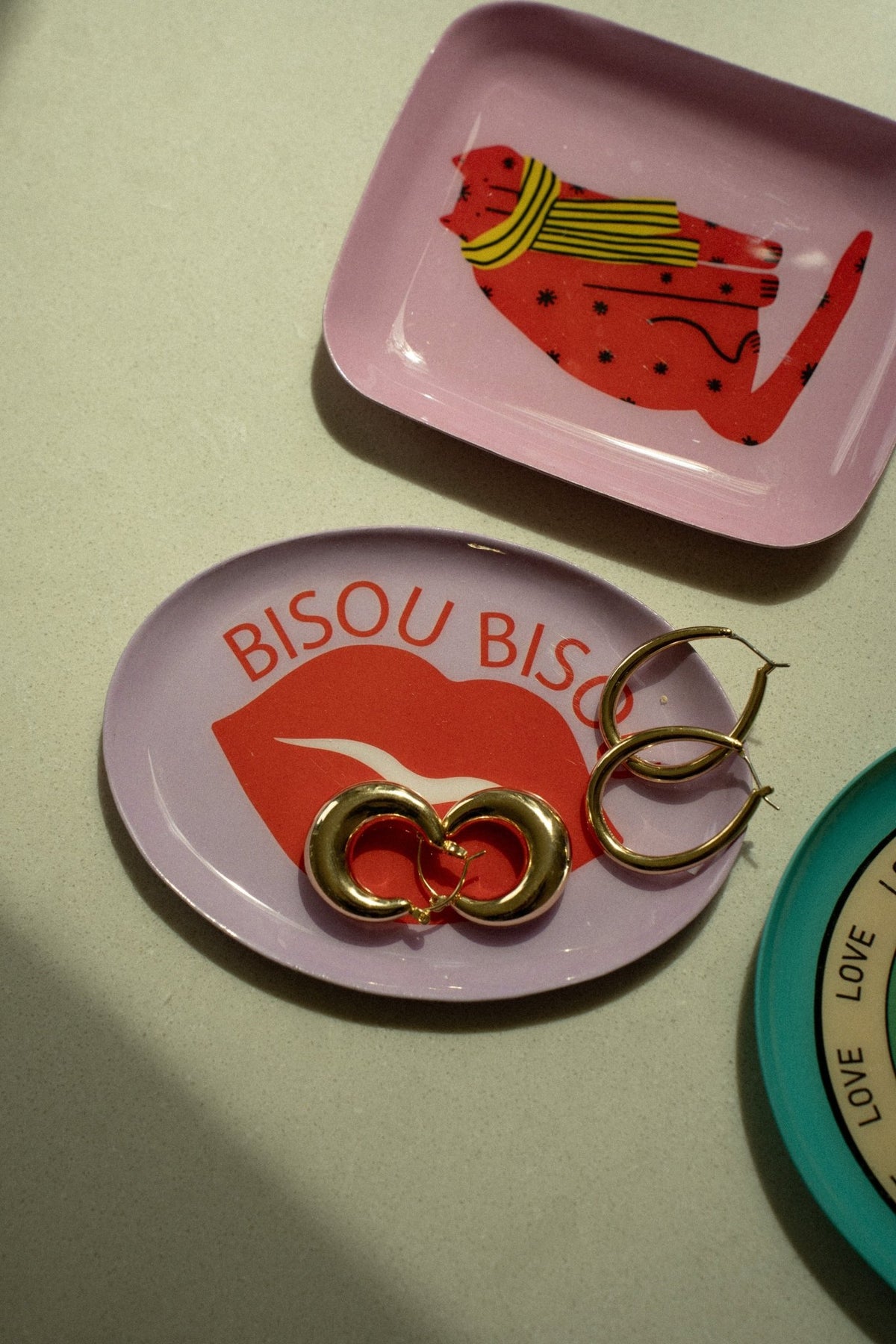 Plateau émaillé lilas avec lèvres rouges et « BISOU BISOU »
