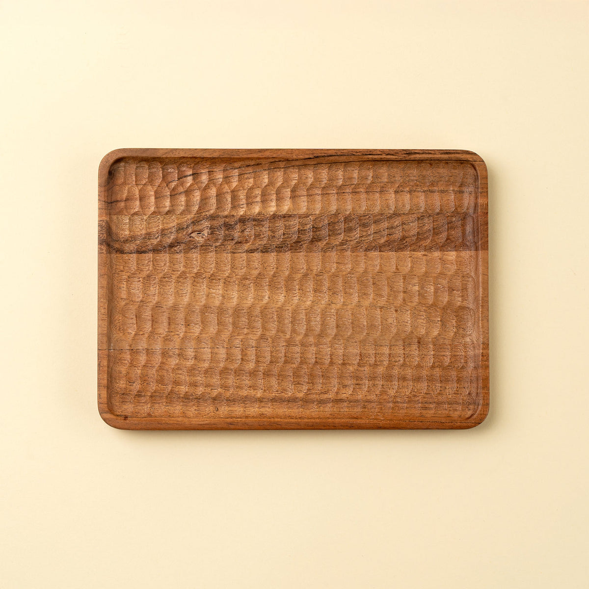 Plateau Hollis moyen en bois d’acacia sculpté
