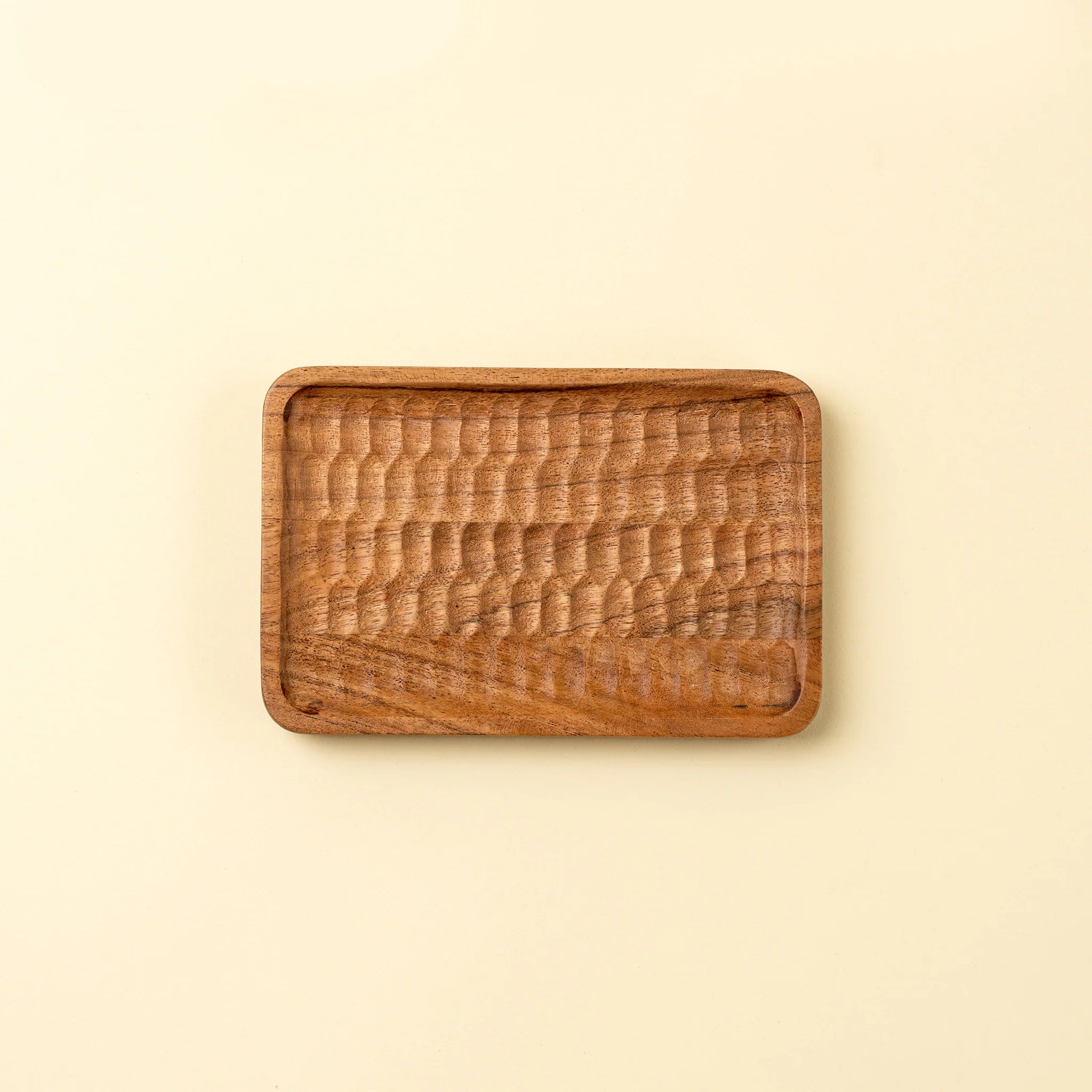 Petit plateau Hollis en bois d’acacia sculpté