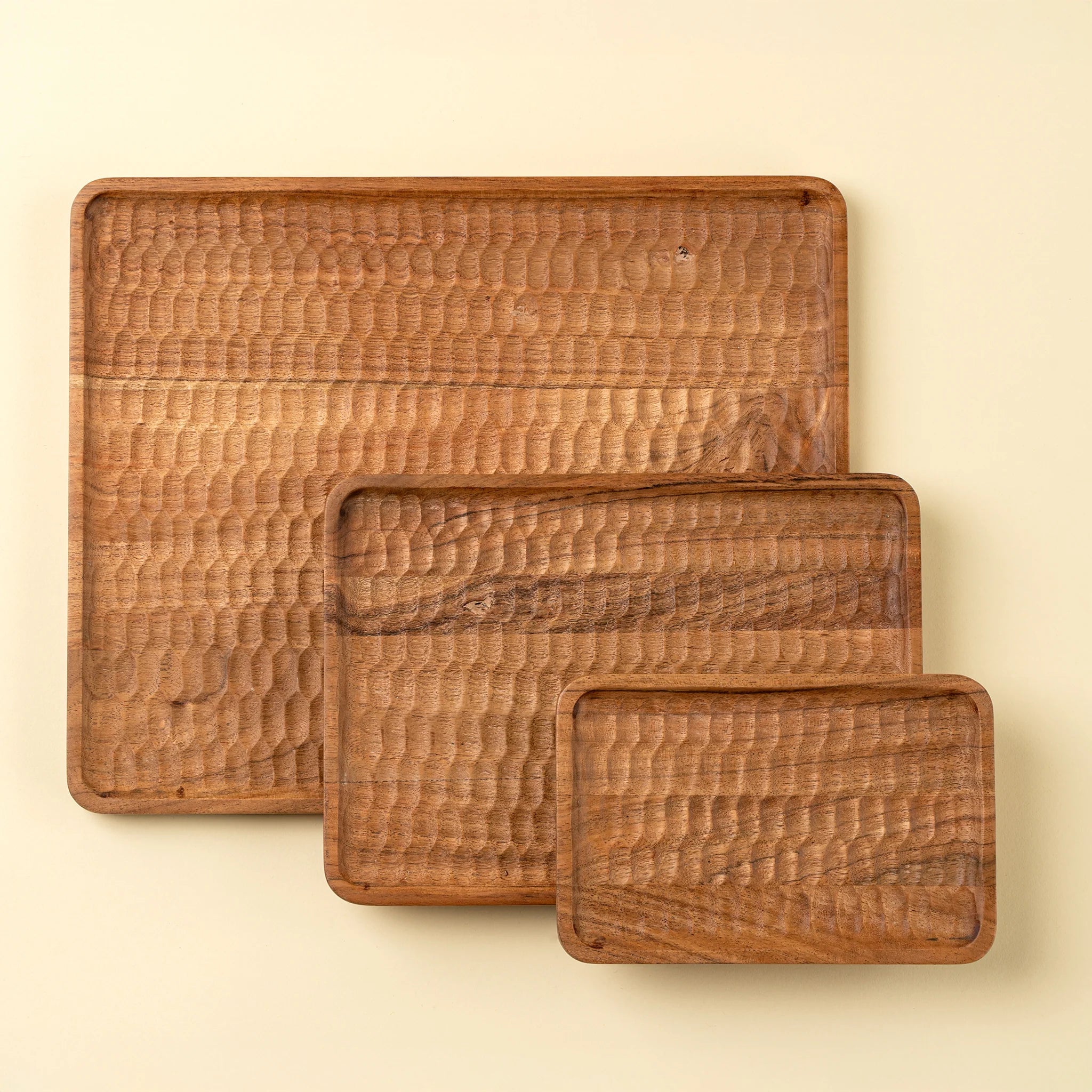 Petit plateau Hollis en bois d’acacia sculpté