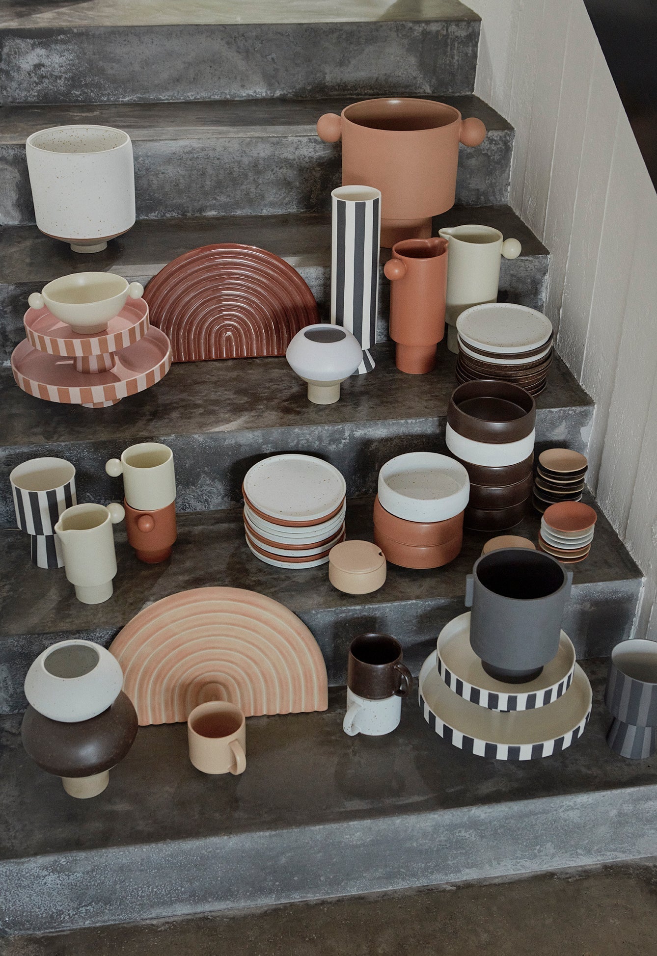 Plateau décoratif en céramique à rayures noir et blanc, aperçu parmi la collection.