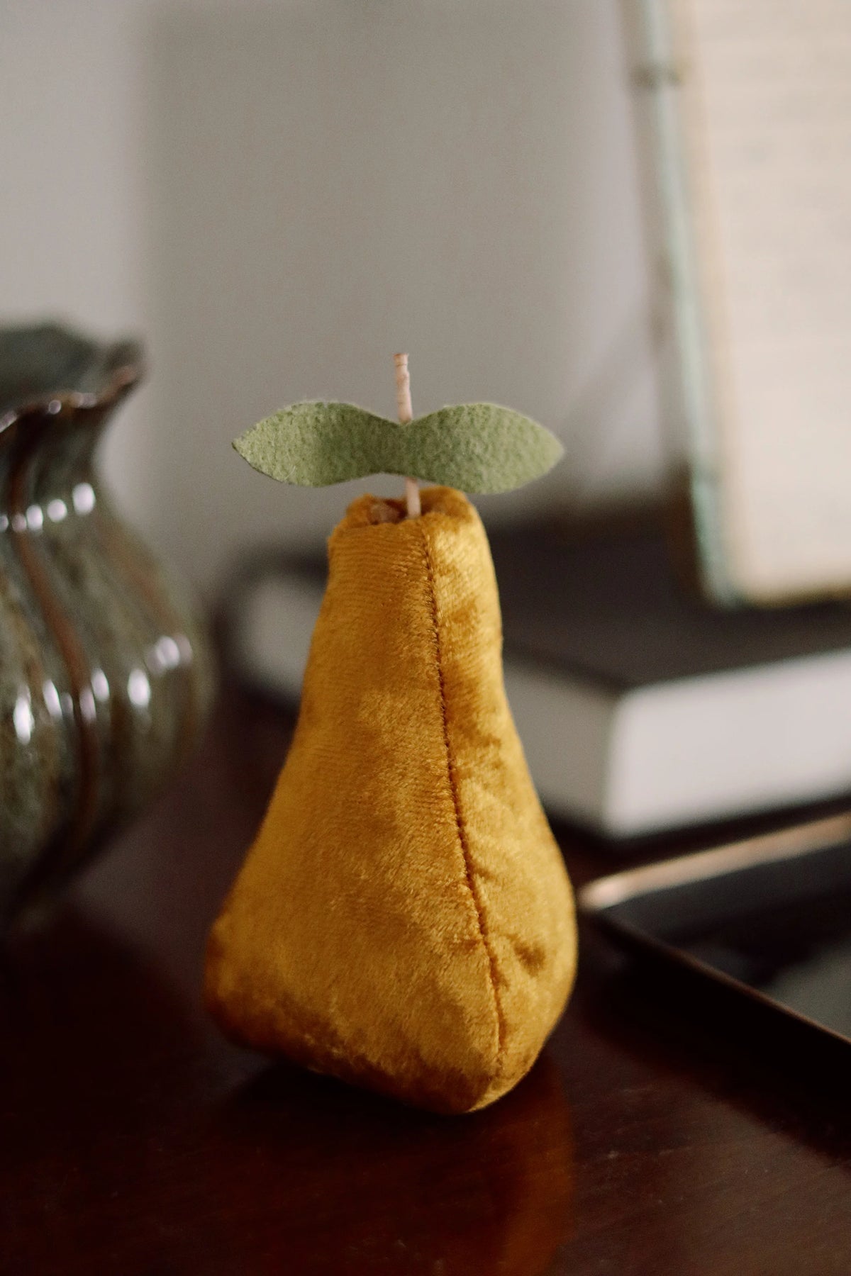 Poire décorative dorée en velours écrasé, faite à la main, pour une décoration automnale chaleureuse.