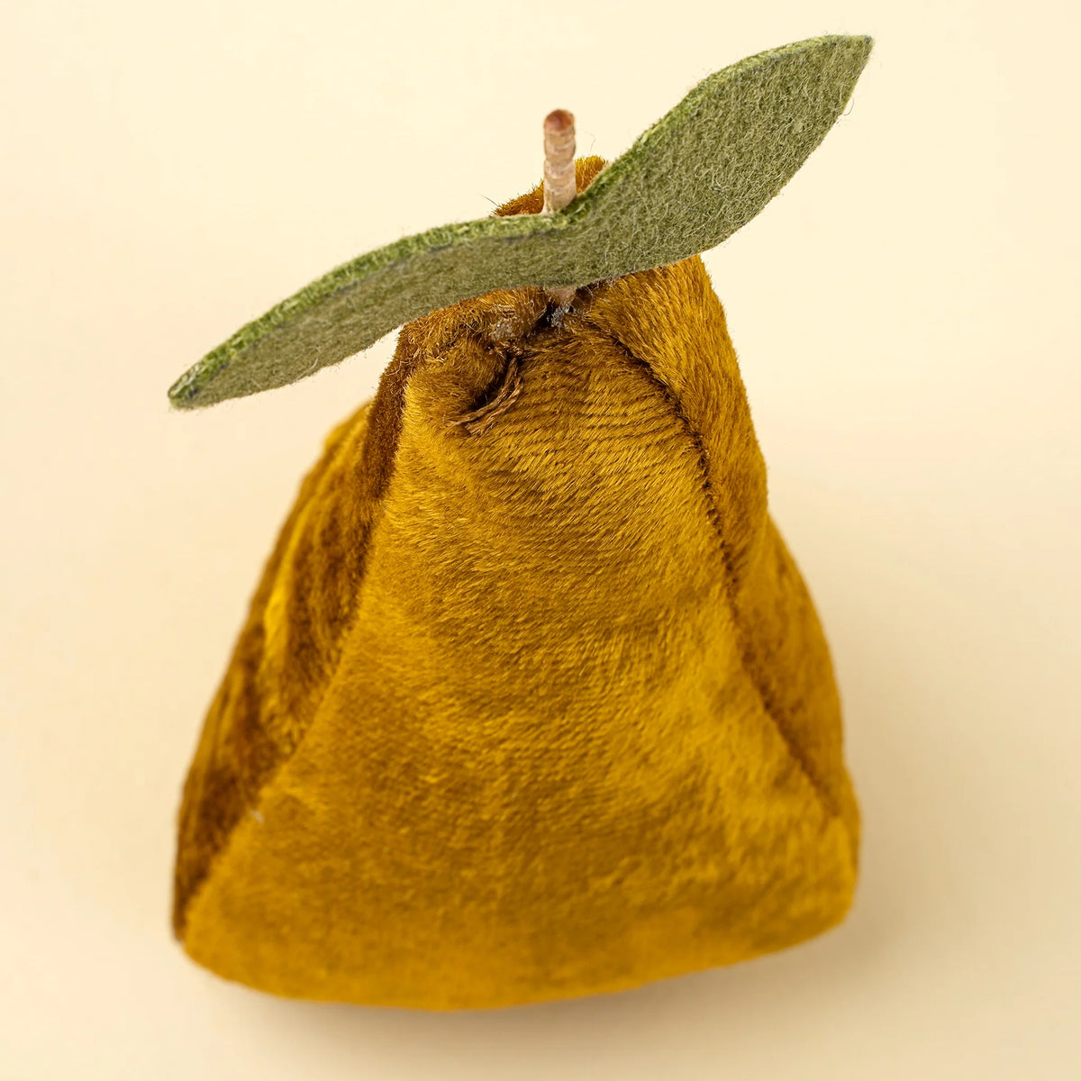 Poire décorative dorée en velours écrasé, faite à la main, pour une décoration automnale chaleureuse.