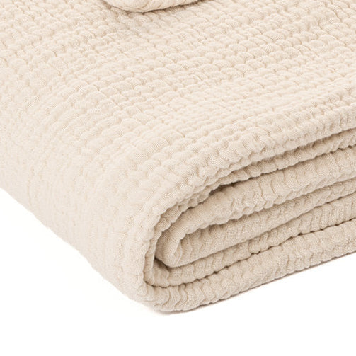 Couverture en mousseline de coton crème, gros grain gaufré, bord replié
