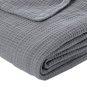Couverture en mousseline de coton gris anthracite, gros plan sur le bord texturé