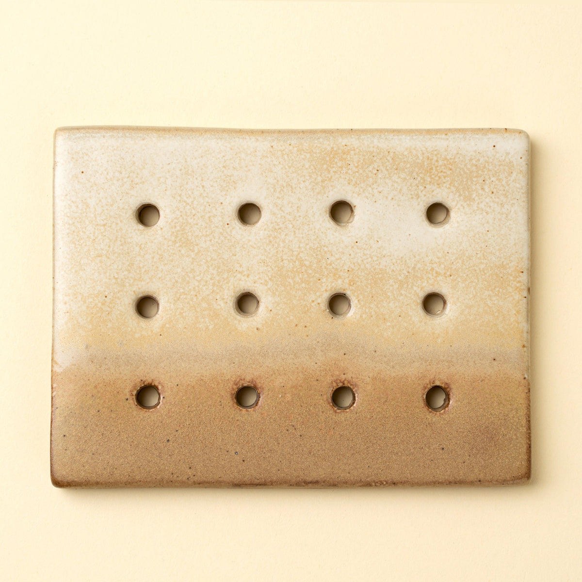 Porte-savon rectangulaire beige à dégradé, avec rangées de 10 trous