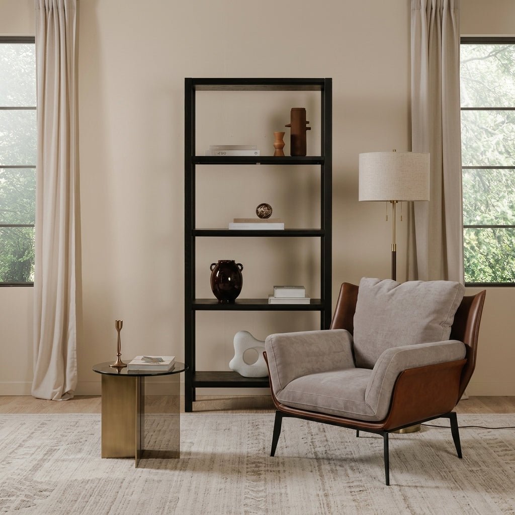 Fauteuil d’appoint gris en tissu, côtés marron en cuir, assise profonde, pieds noirs.
