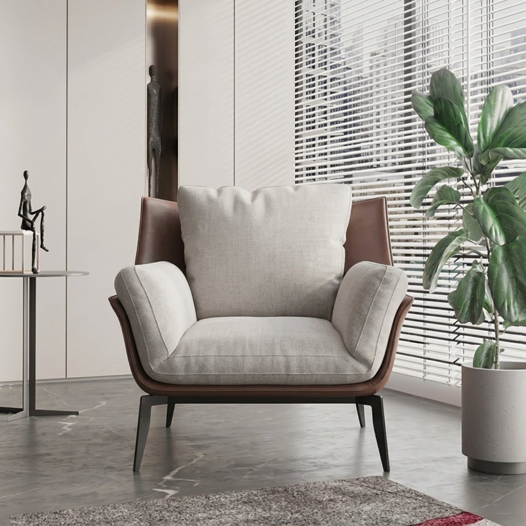 Fauteuil d’appoint gris en tissu avec accoudoirs et côtés marron, pieds métalliques.
