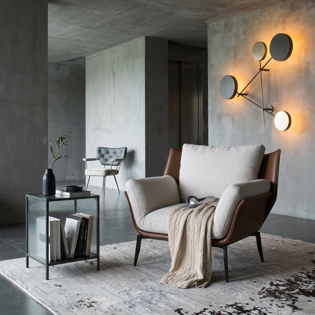 Fauteuil d’appoint gris clair en tissu, accoudoirs marron, pieds métalliques, dossier haut.
