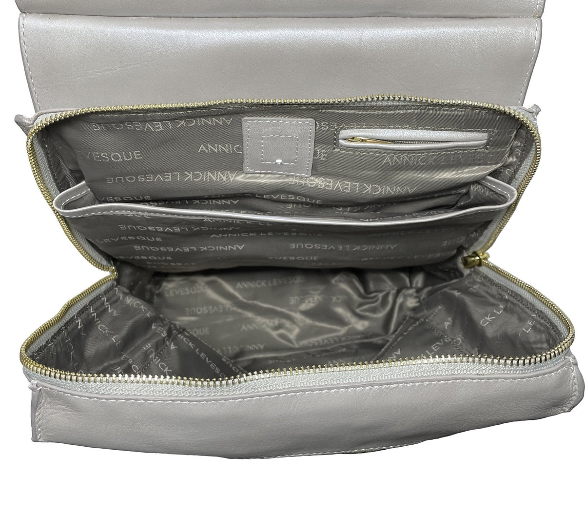 Sac à dos en cuir gris ouvert, doublure avec poche interne, fermeture zippée