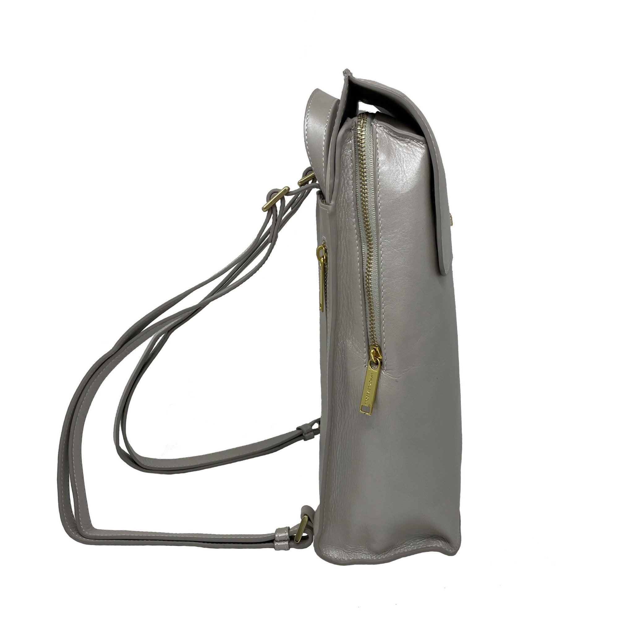 Sac à dos en cuir gris vue de profil, fermeture éclair et tirette dorée
