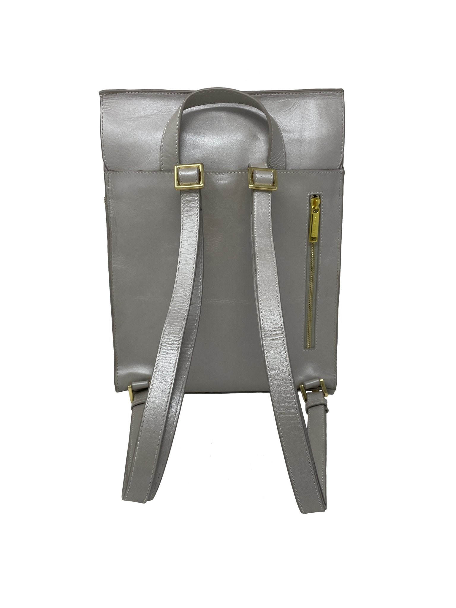 Sac à dos en cuir gris avec bretelles réglables, logo sur le rabat