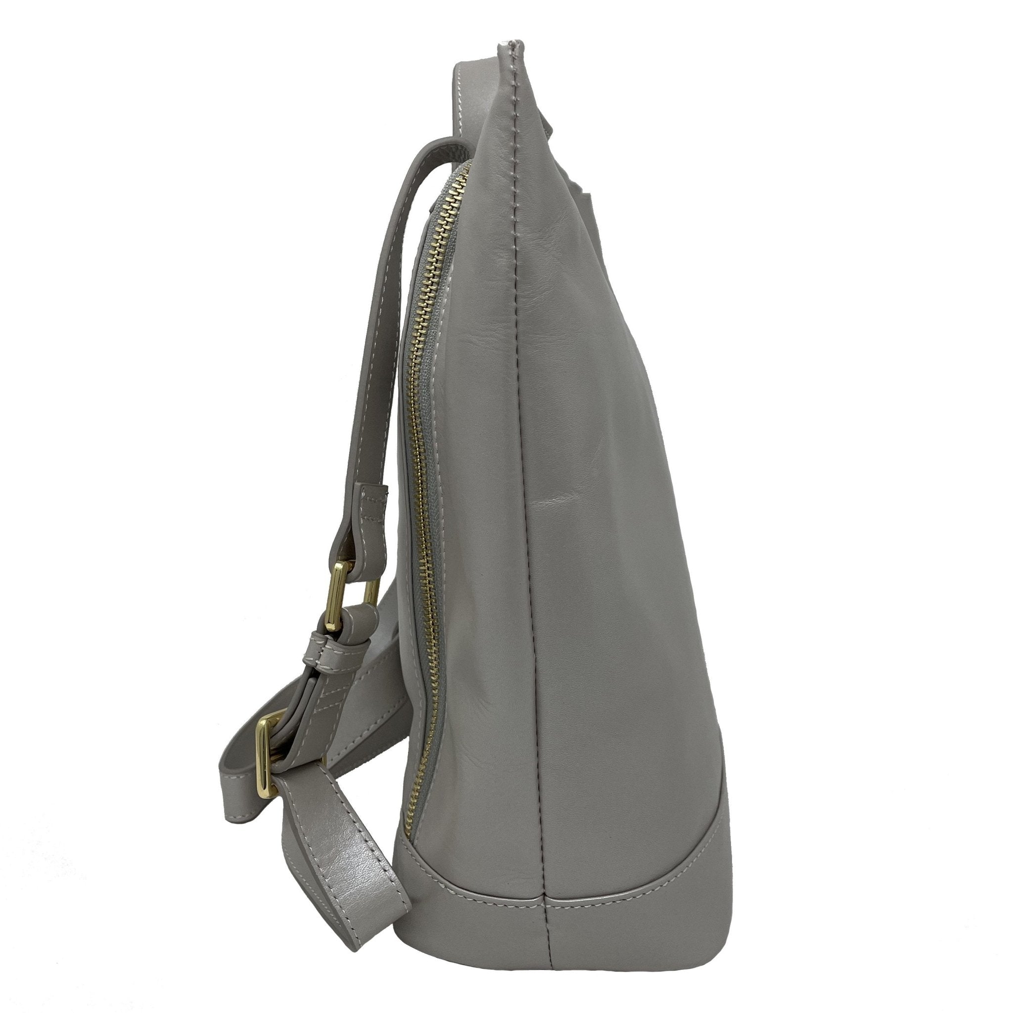 Sac à dos en cuir argent, vue de côté avec zip décoratif et sangle d’attache.