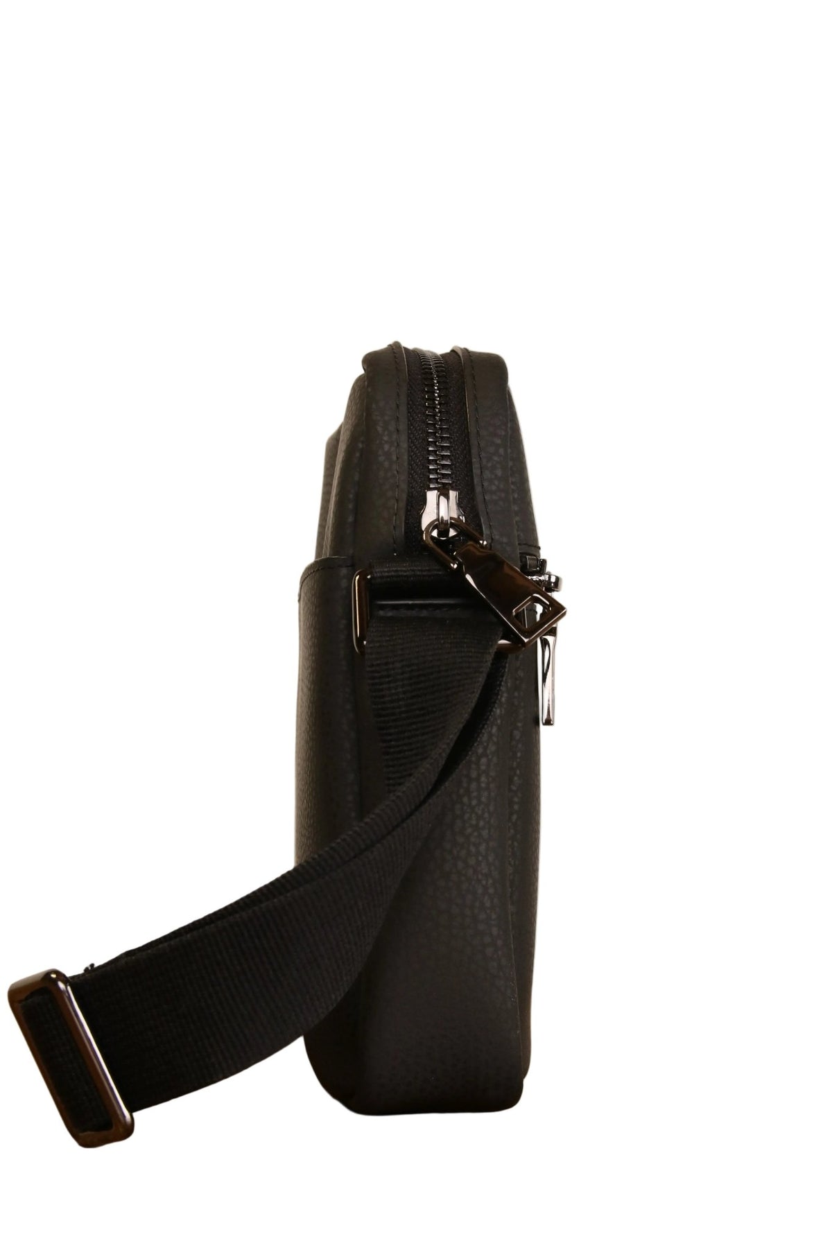 Sac bandoulière noir en cuir végétal, profil avec sangle et fermoir métallique