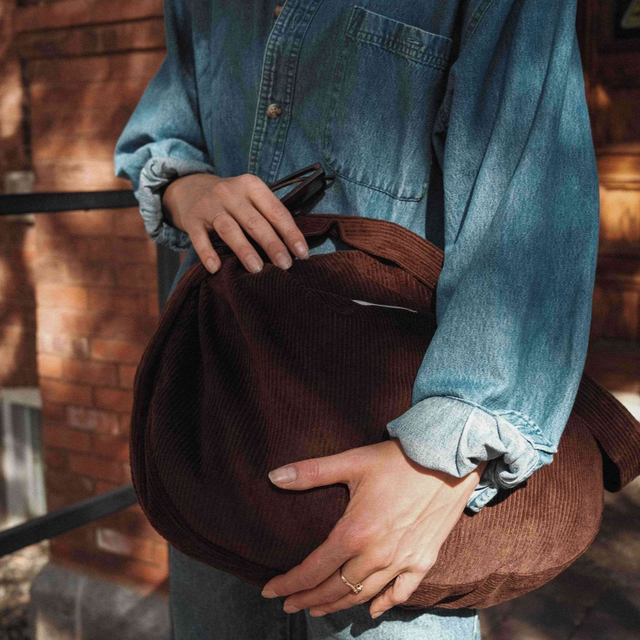 Sac Croissant en Corduroy - Bandoulière Ajustable & Fermeture Éclair - Les Trouvailles de JustineSacs réutilisables à fermeture éclairDans Le SacEspresso