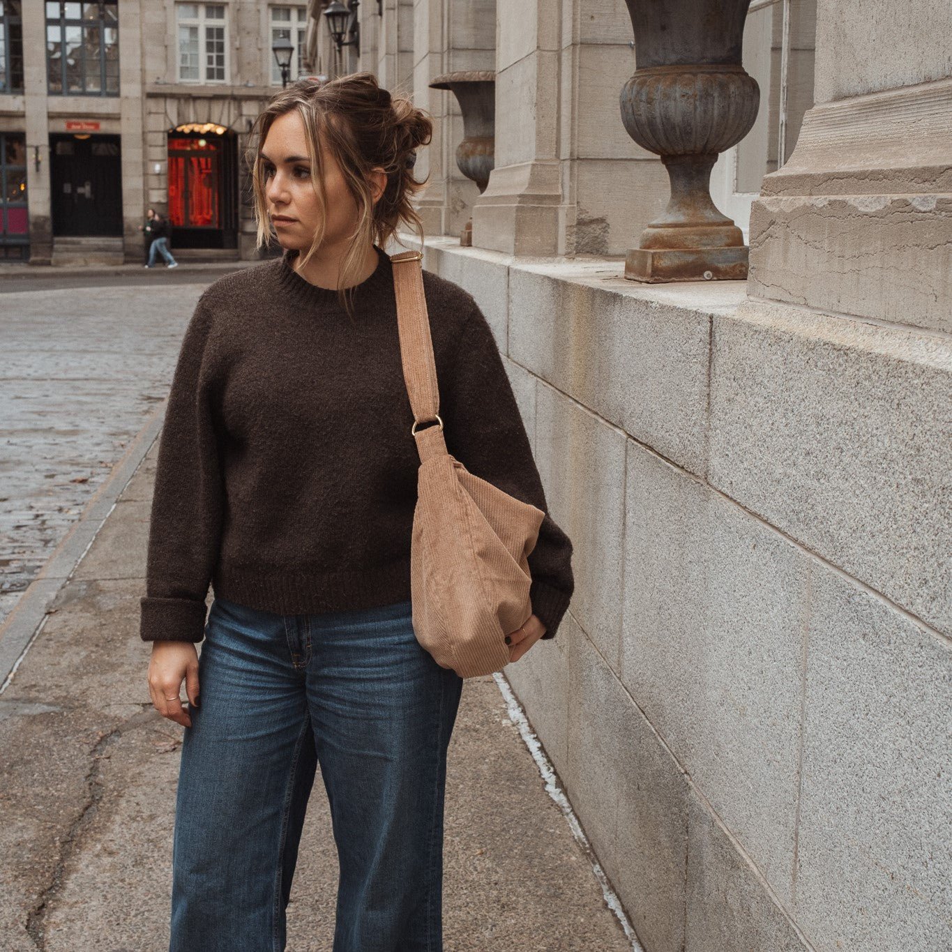 Sac Croissant en Corduroy - Bandoulière Ajustable & Fermeture Éclair - Les Trouvailles de JustineSacs réutilisables à fermeture éclairDans Le SacVanille