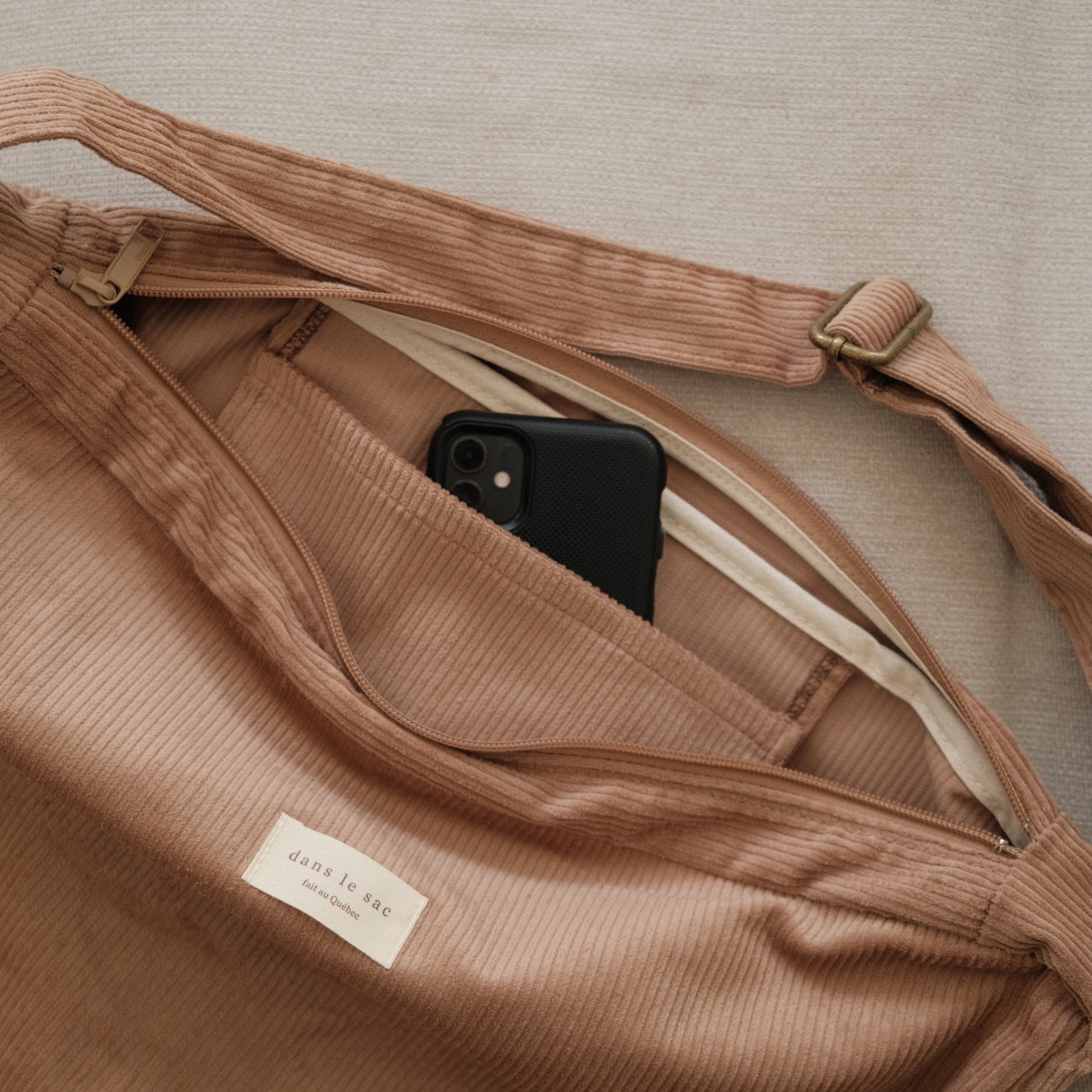 Sac Croissant en Corduroy - Bandoulière Ajustable & Fermeture Éclair - Les Trouvailles de JustineSacs réutilisables à fermeture éclairDans Le SacVanille