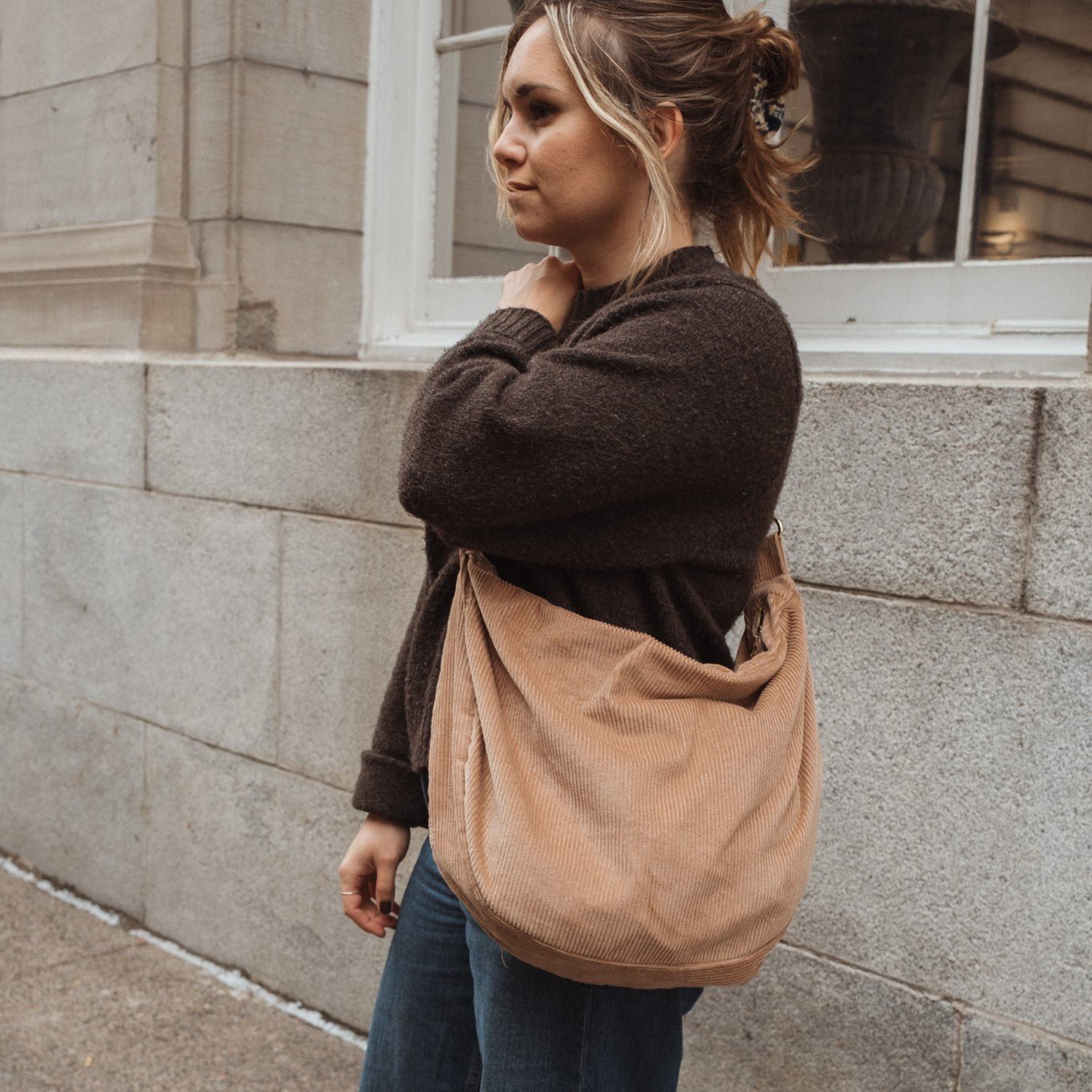 Sac Croissant en Corduroy - Bandoulière Ajustable & Fermeture Éclair - Les Trouvailles de JustineSacs réutilisables à fermeture éclairDans Le SacVanille