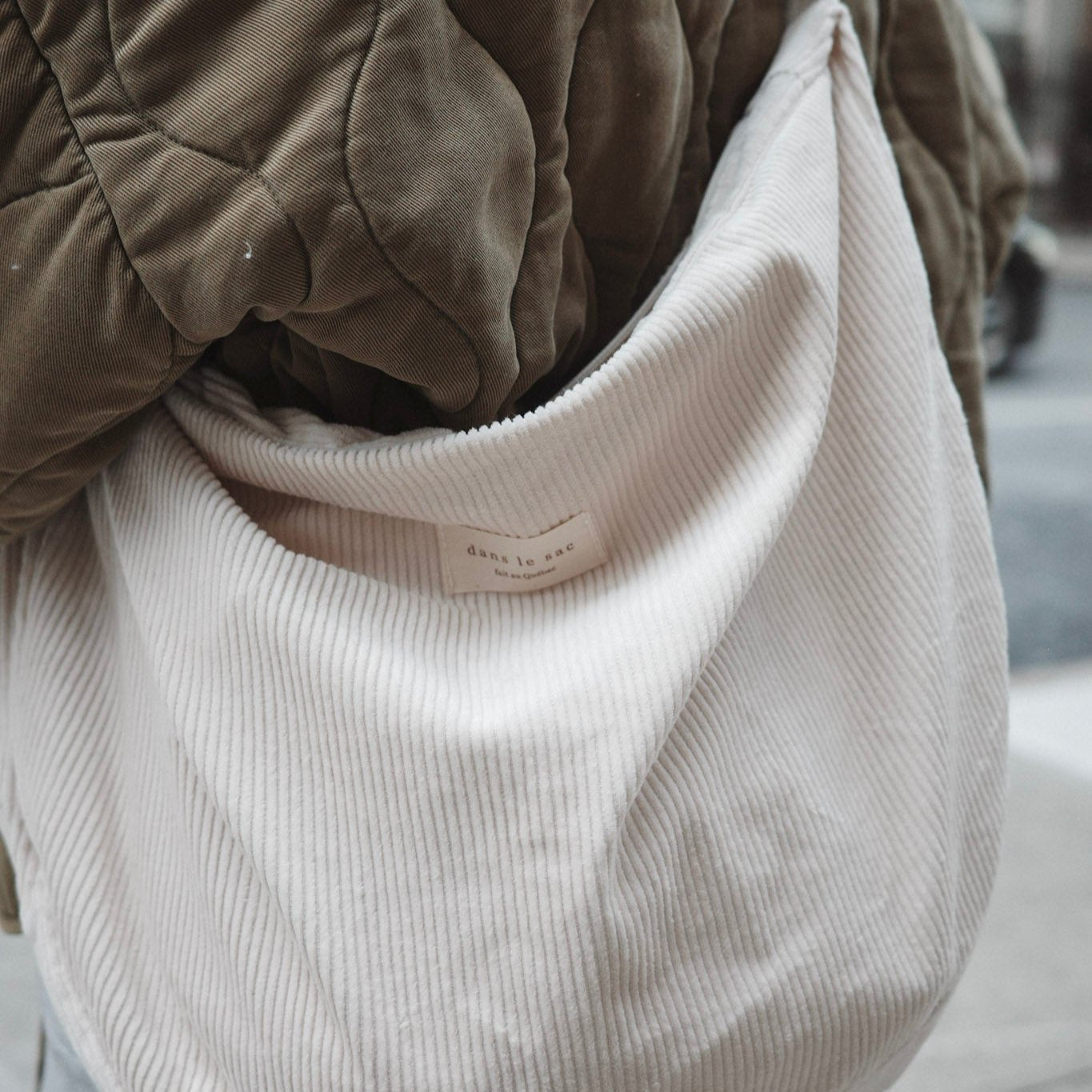 Sac Croissant en Corduroy - Bandoulière Ajustable & Fermeture Éclair - Les Trouvailles de JustineSacs réutilisables à fermeture éclairDans Le SacVanille