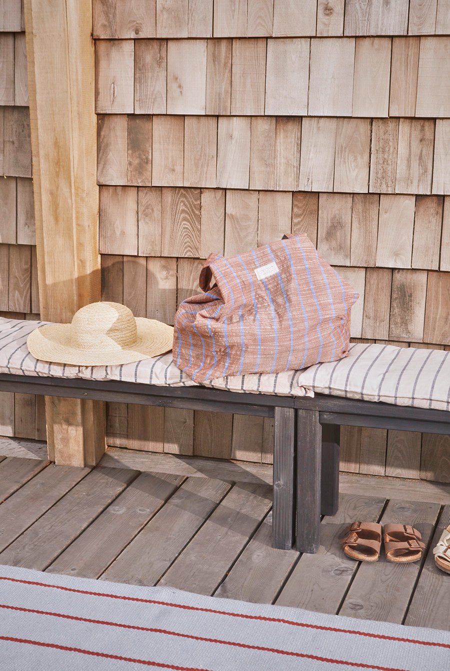 Sac de plage Kyoto bleu à rayures en polyester recyclé par OYOY Living Design