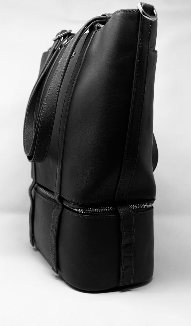 Sac cabas en cuir noir, vue latérale, fermeture zippée et bretelles