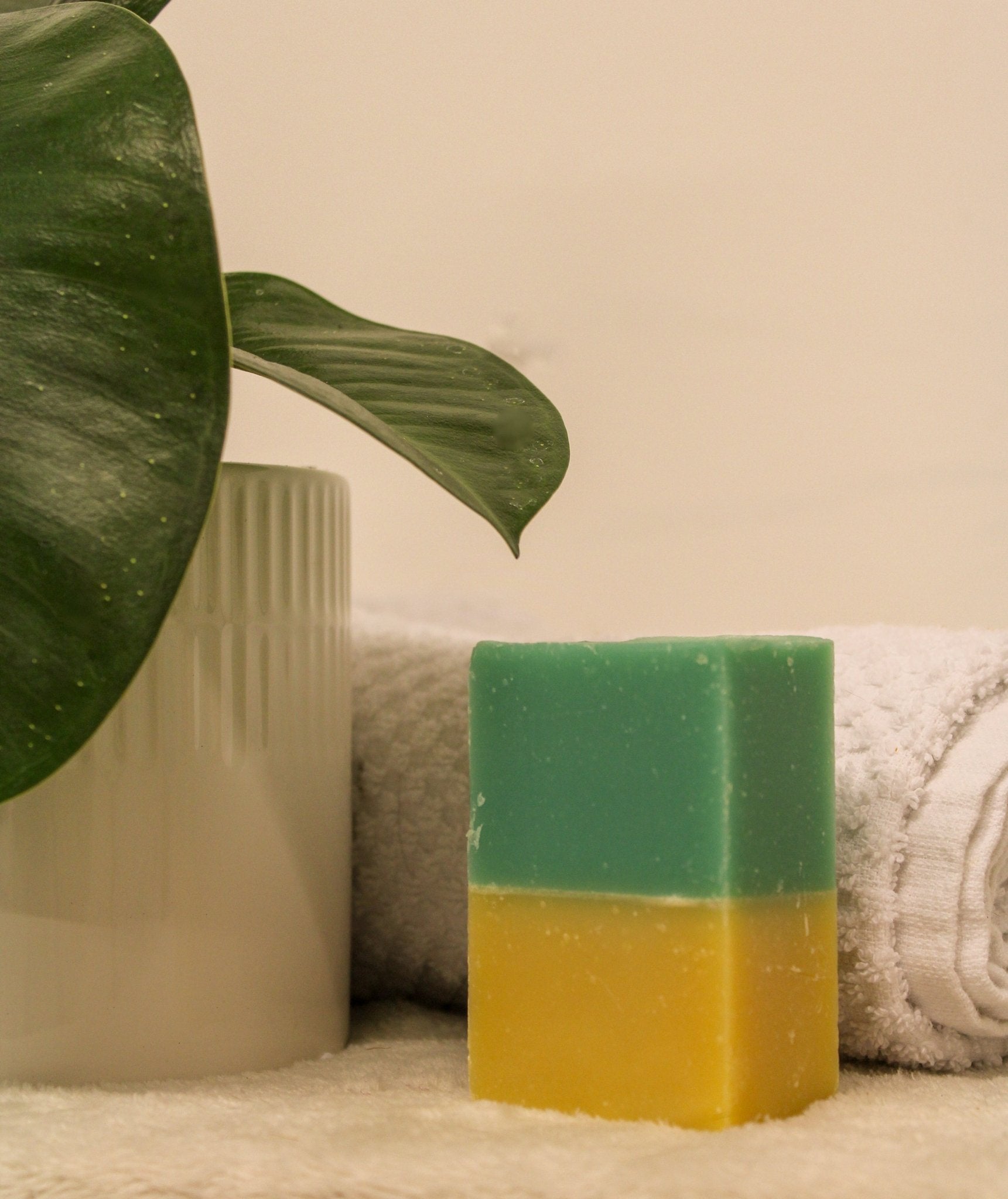 Savon en barre bicolore vert et jaune, format rectangulaire