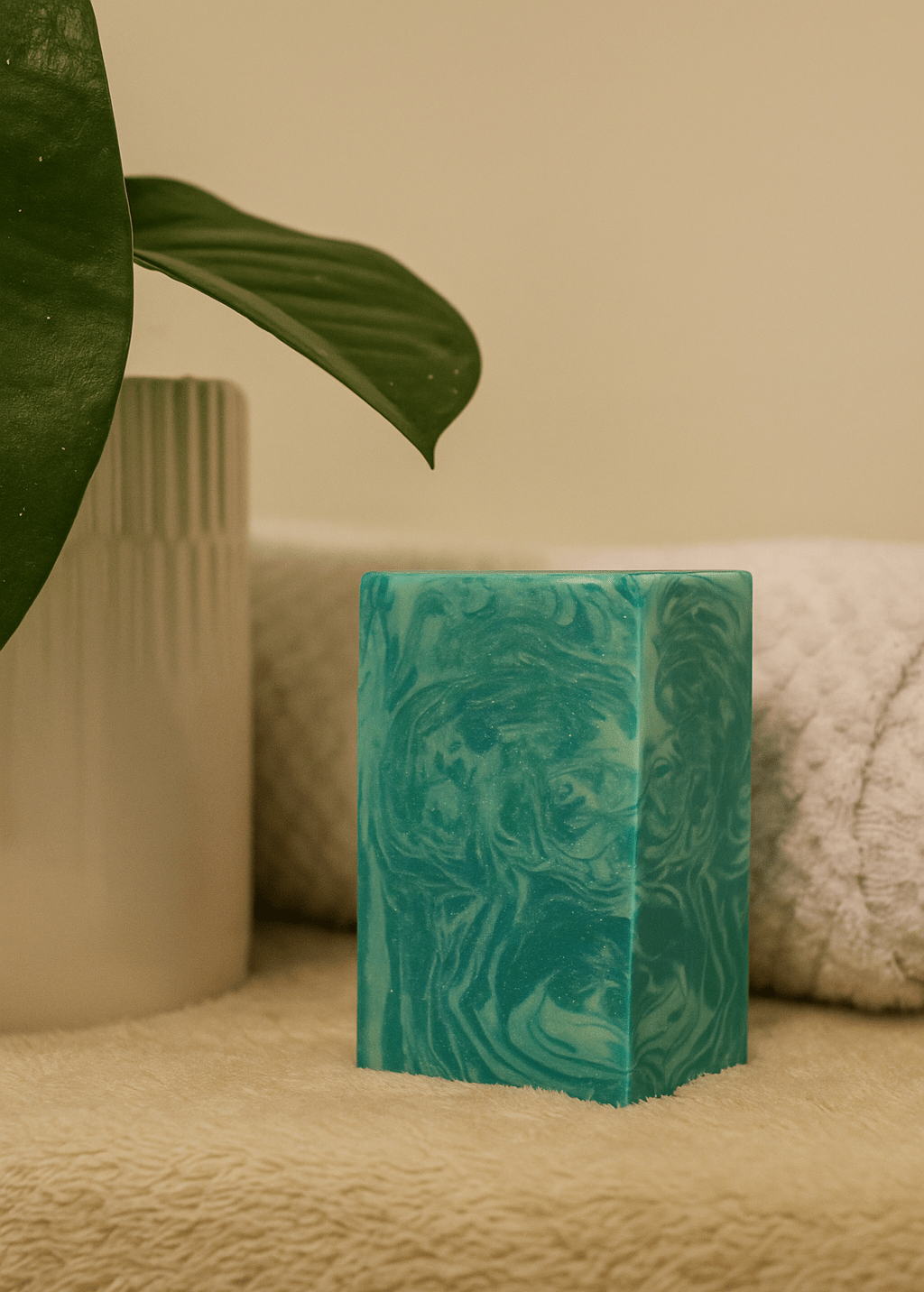 Savon en barre naturel vert foncé, forme rectangulaire, surface texturée.