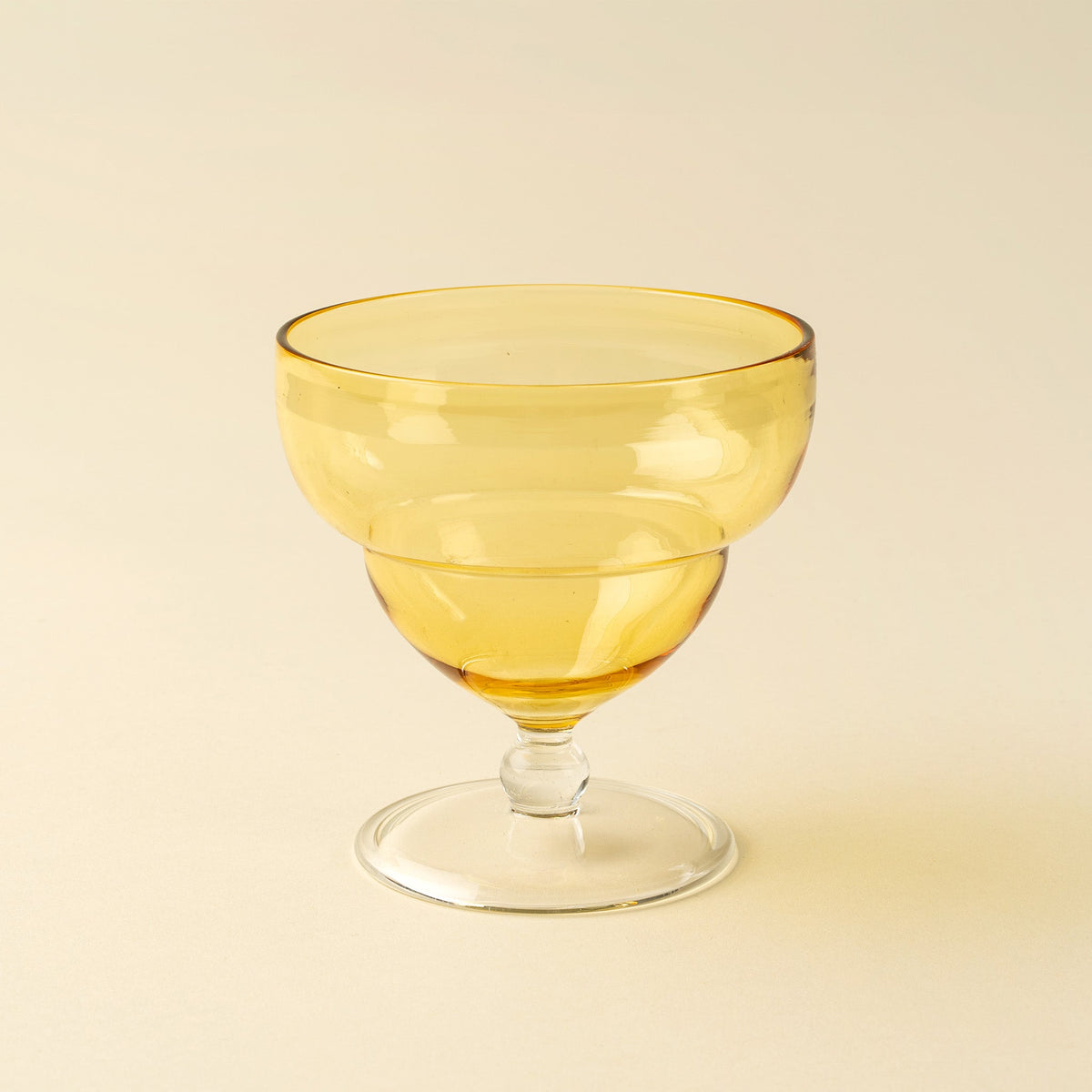 Coupe Savoy en verre ambre, forme évasée sur pied