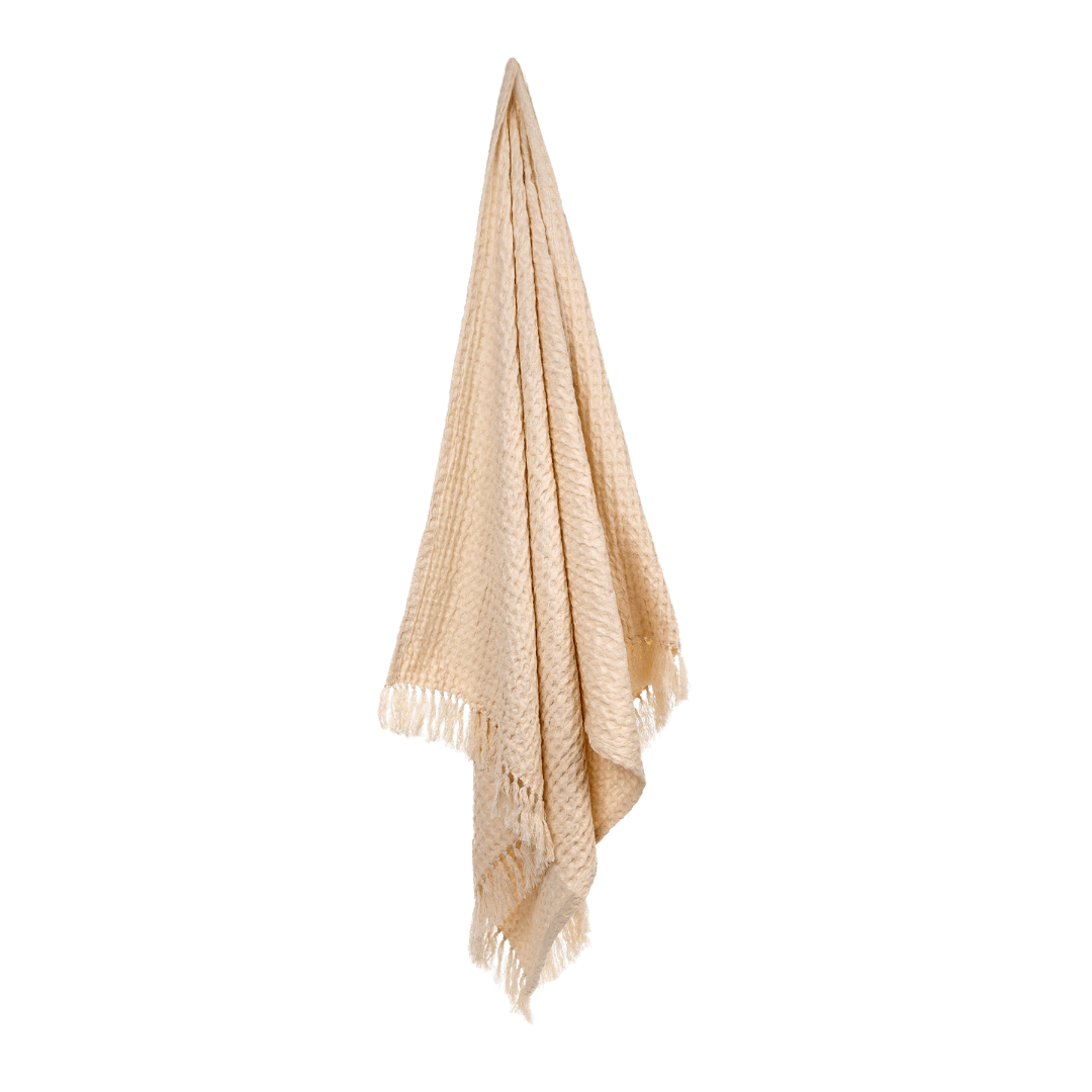 Serviette de bain en coton naturel pliée, bord à franges