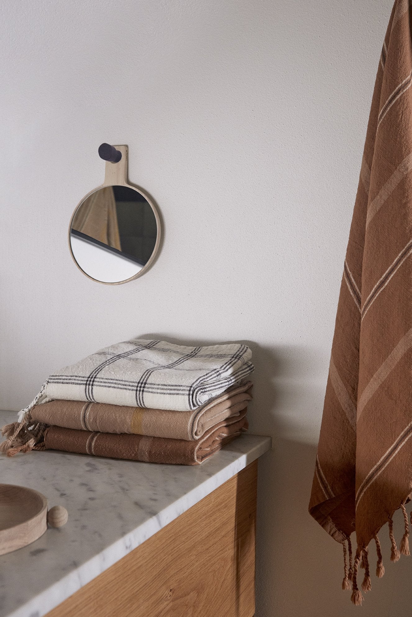 Serviette d’invité en coton crème, franges et motif à carreaux.
