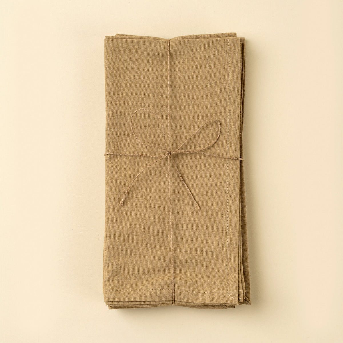 Serviette de table coton/chanvre sable, ruban décoratif, pliée