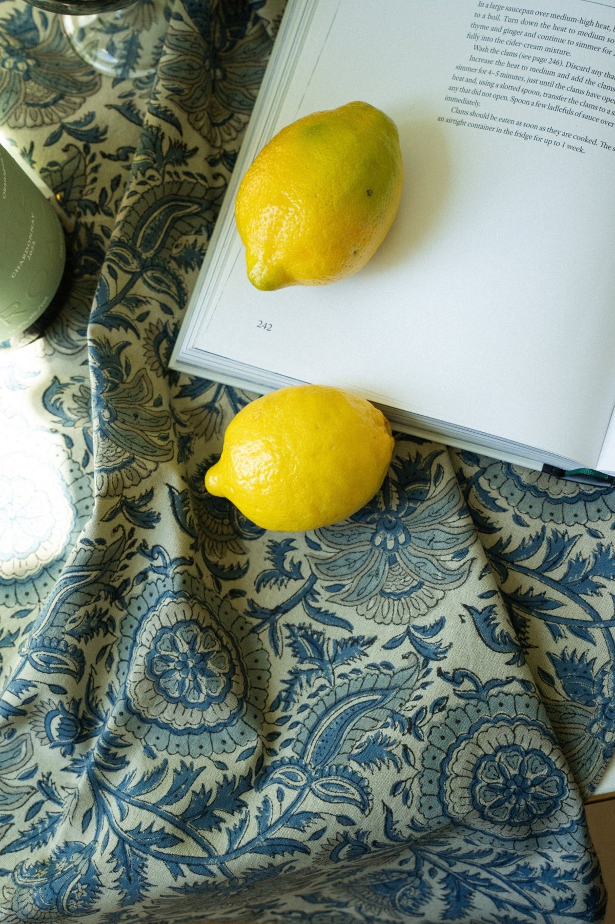 Lot de 2 serviettes en coton bleu à motifs floraux sur fond clair.