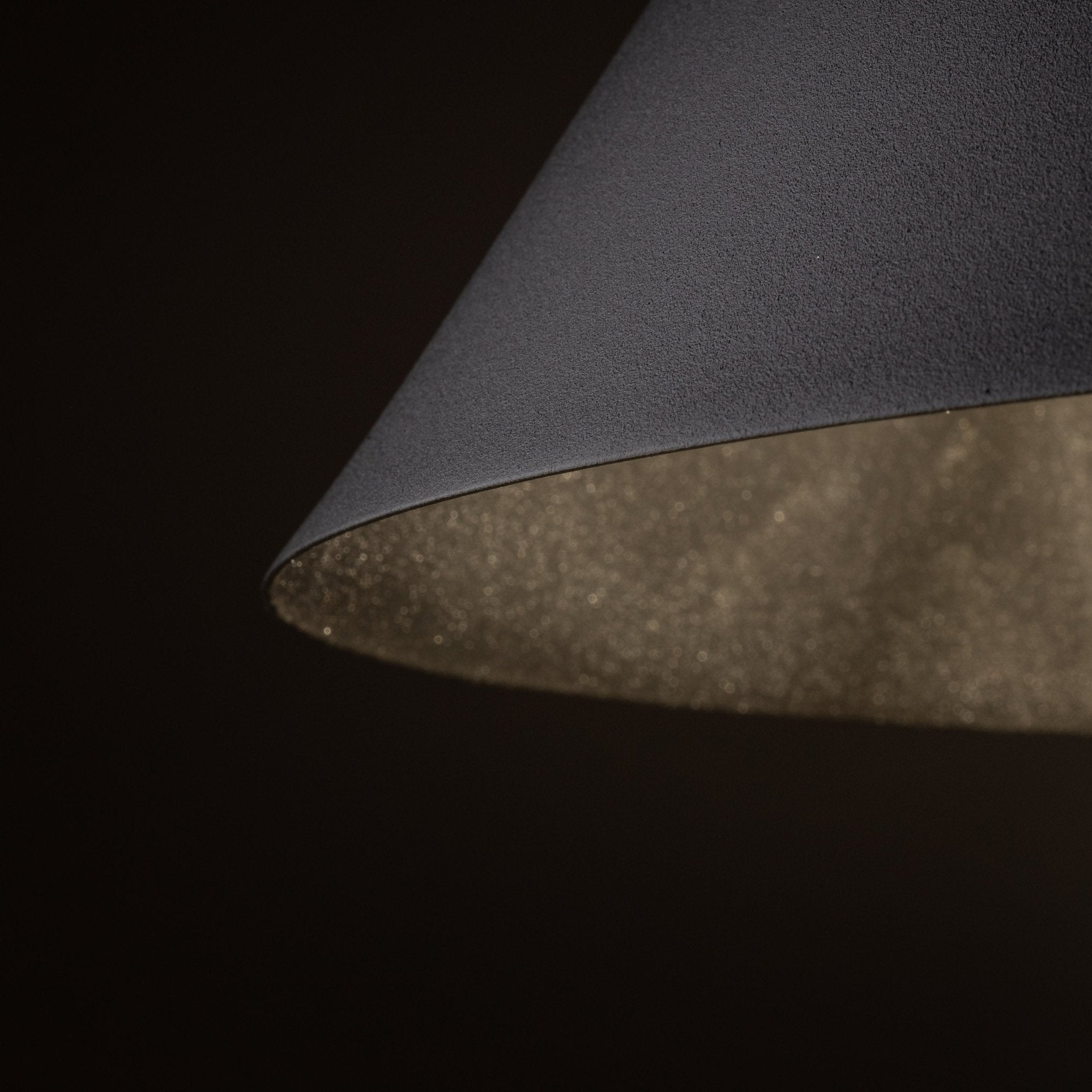 Suspension CONO | 1 lumière | Métal peint | Design moderne minimaliste | Luminaire contemporain | Très grand format - Les Trouvailles de JustineLumoCraftsNoir