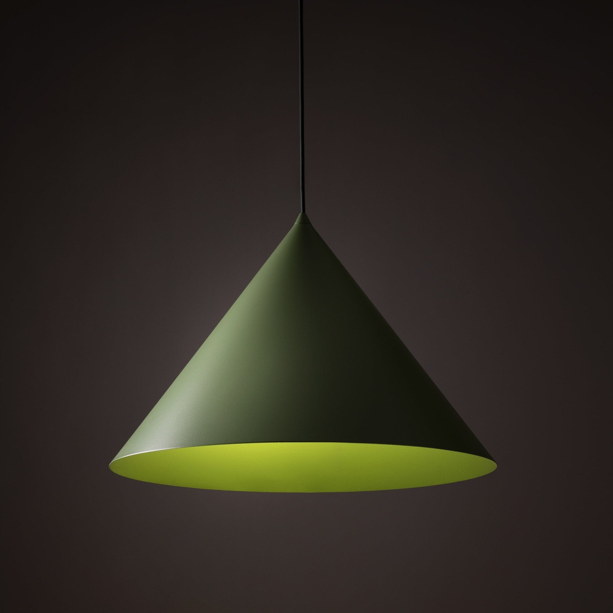 Suspension CONO | 1 lumière | Métal peint | Design moderne minimaliste | Luminaire contemporain | Très grand format - Les Trouvailles de JustineLumoCraftsNoir