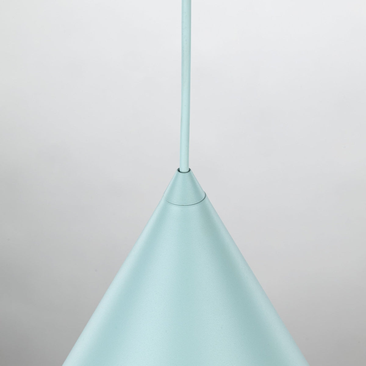 Suspension conique bleu menthe, vue partielle du haut et du haut de l’abat-jour