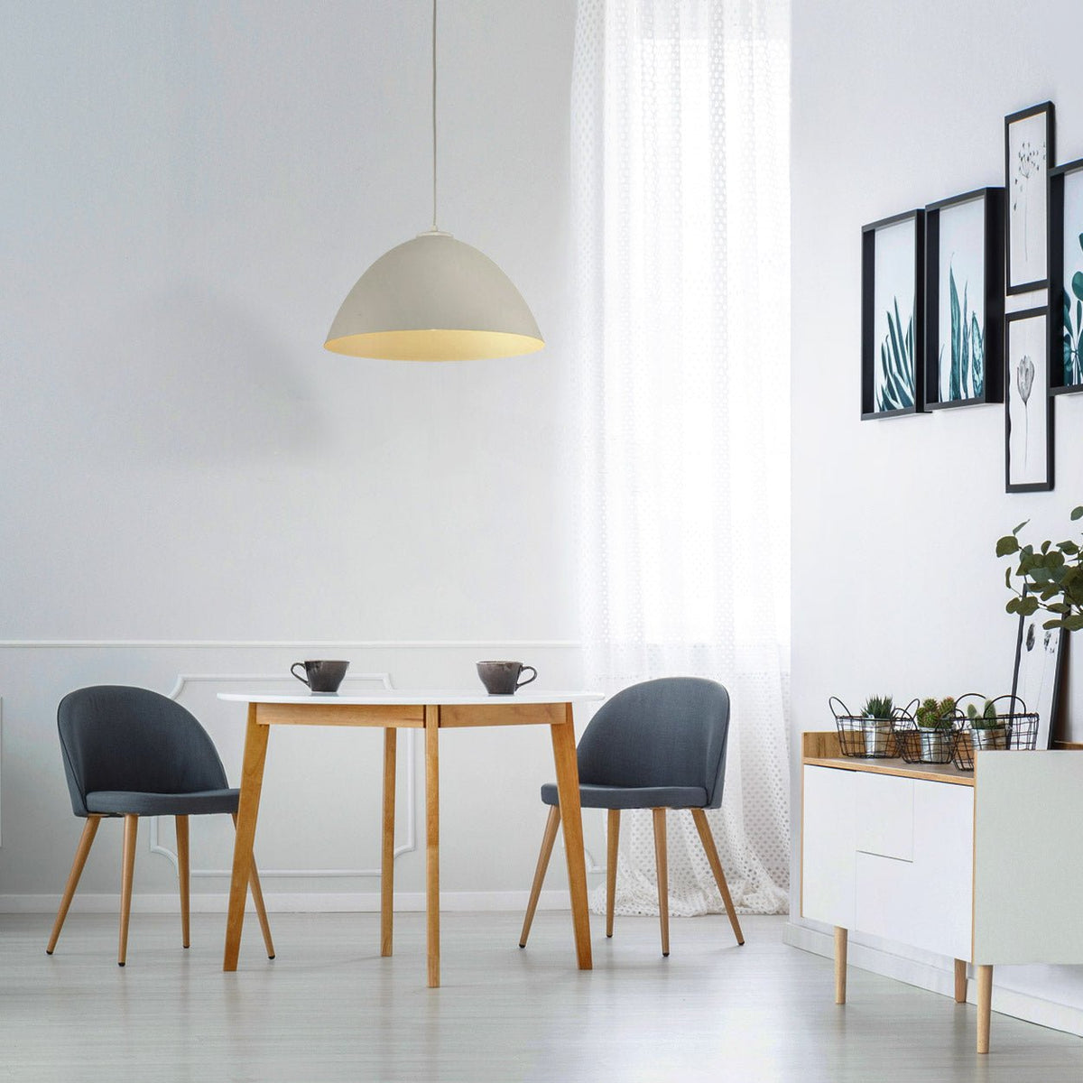 Luminaire suspendu à abat-jour beige en dôme, apport lumineux dans la pièce.