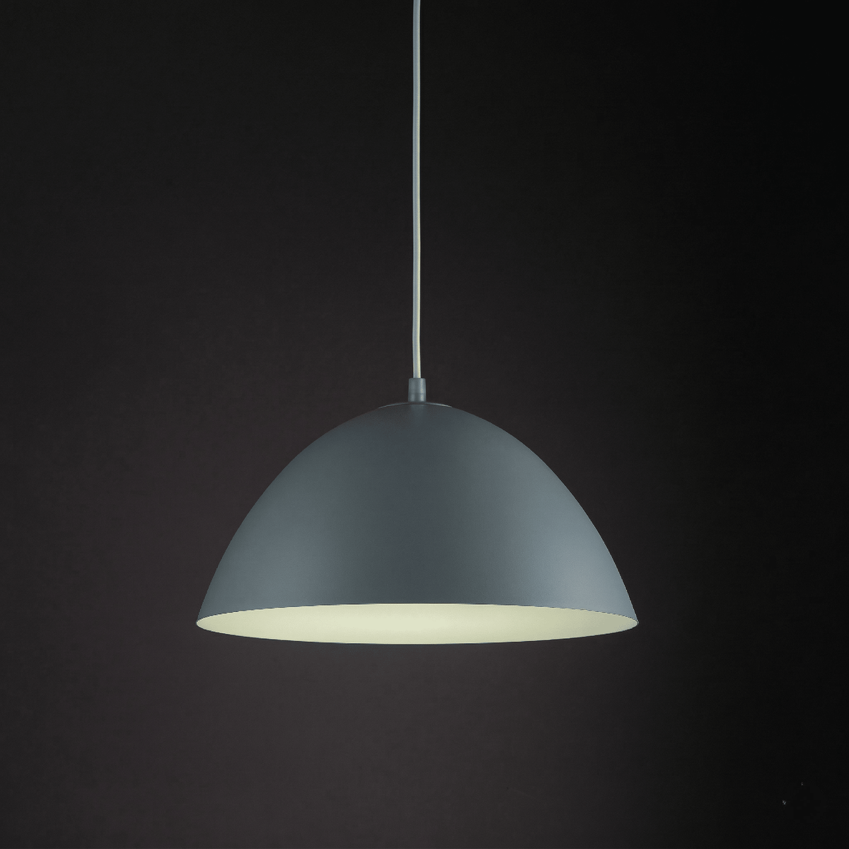 Suspension abat-jour gris bleuté en métal, câble et rosace au plafond, ampoule visible