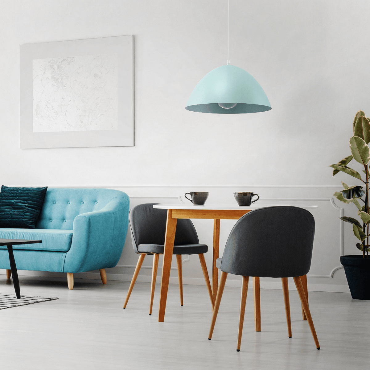 Suspension vert menthe abat-jour demi-sphère en métal, installée au plafond dans un salon