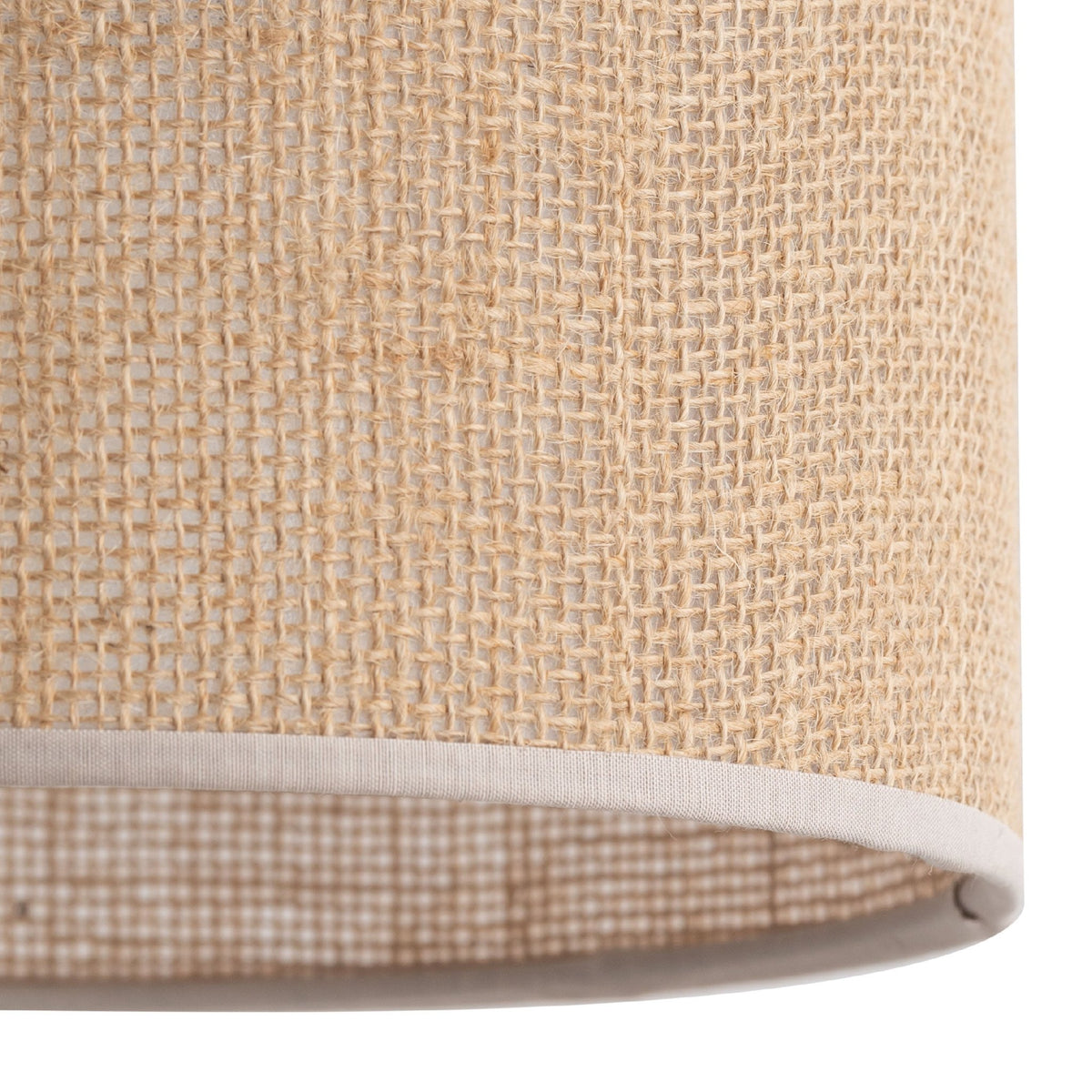 Abat-jour en jute beige, détail du bord grisé et texture du tissage