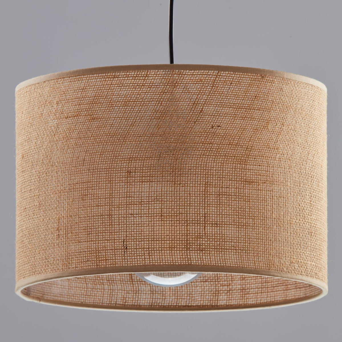 Abat-jour en jute tressée beige, vue de dessous avec ouverture ronde